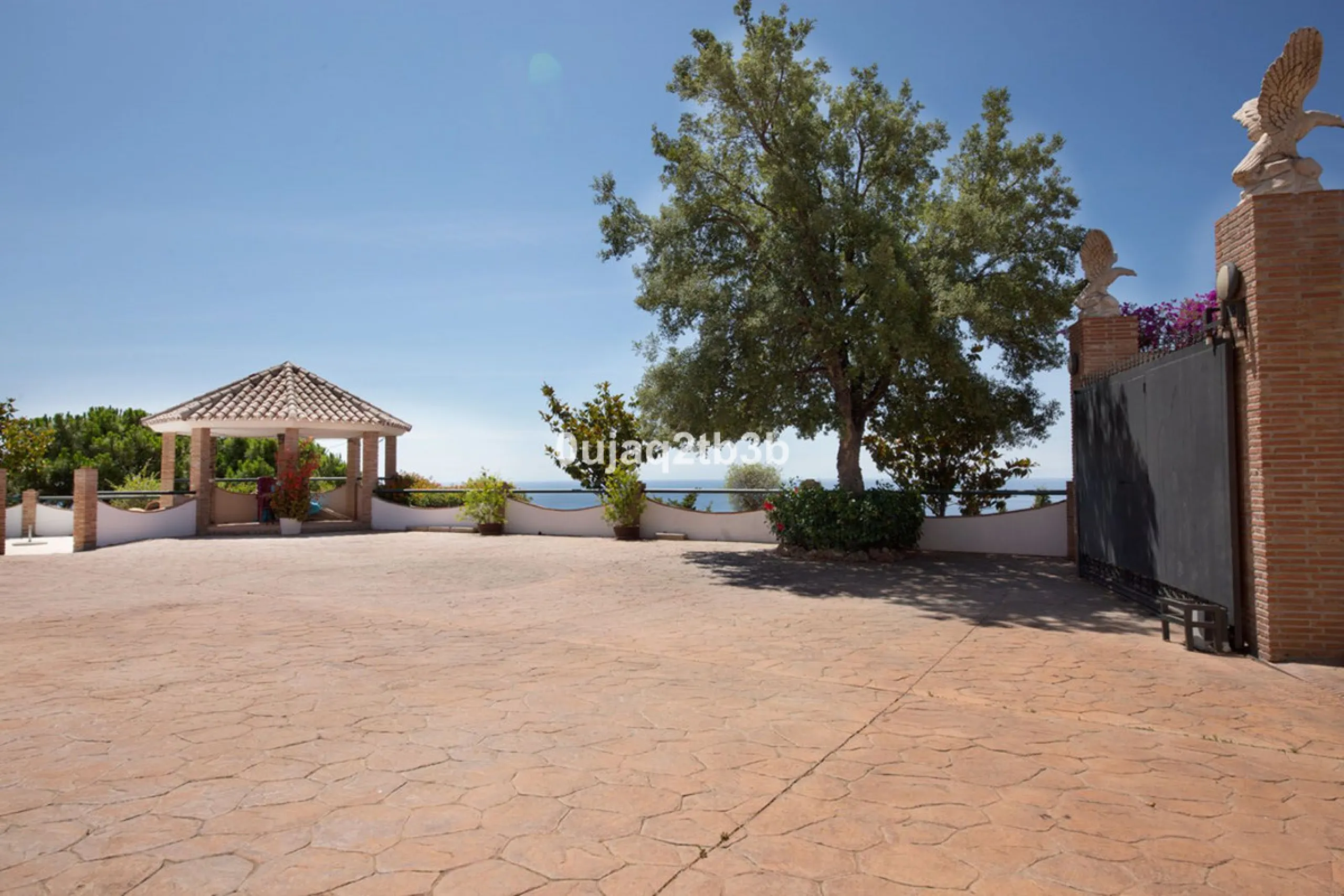 Great villa only minutes away from the center of Estepona with open sea and mountain views. Perfectly maintained ready to move in. Offers bedrooms in the ground floor and first floor. A total of six bedrooms that will fit 14 people. Great return on invest