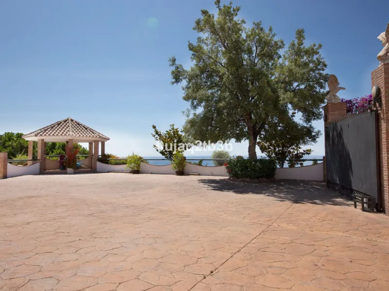 Great villa only minutes away from the center of Estepona with open sea and mountain views. Perfectly maintained ready to move in. Offers bedrooms in the ground floor and first floor. A total of six bedrooms that will fit 14 people. Great return on invest