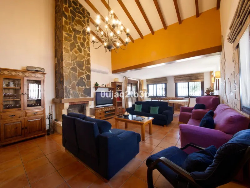 Great villa only minutes away from the center of Estepona with open sea and mountain views. Perfectly maintained ready to move in. Offers bedrooms in the ground floor and first floor. A total of six bedrooms that will fit 14 people. Great return on invest