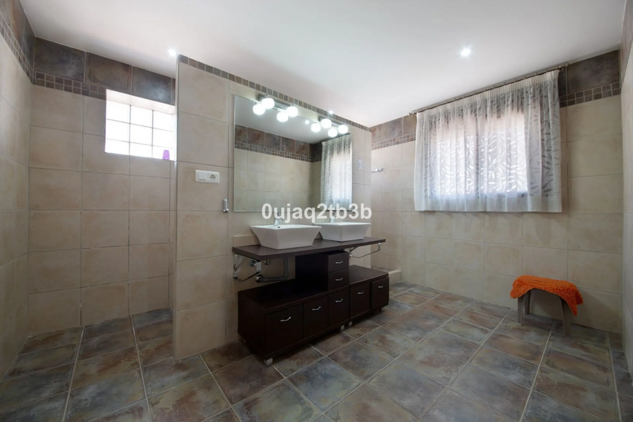 Great villa only minutes away from the center of Estepona with open sea and mountain views. Perfectly maintained ready to move in. Offers bedrooms in the ground floor and first floor. A total of six bedrooms that will fit 14 people. Great return on invest