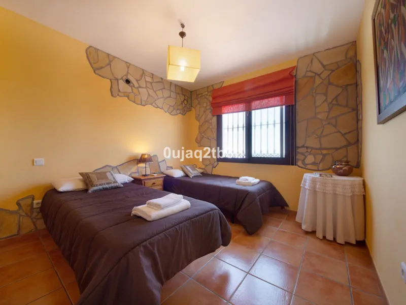 Great villa only minutes away from the center of Estepona with open sea and mountain views. Perfectly maintained ready to move in. Offers bedrooms in the ground floor and first floor. A total of six bedrooms that will fit 14 people. Great return on invest