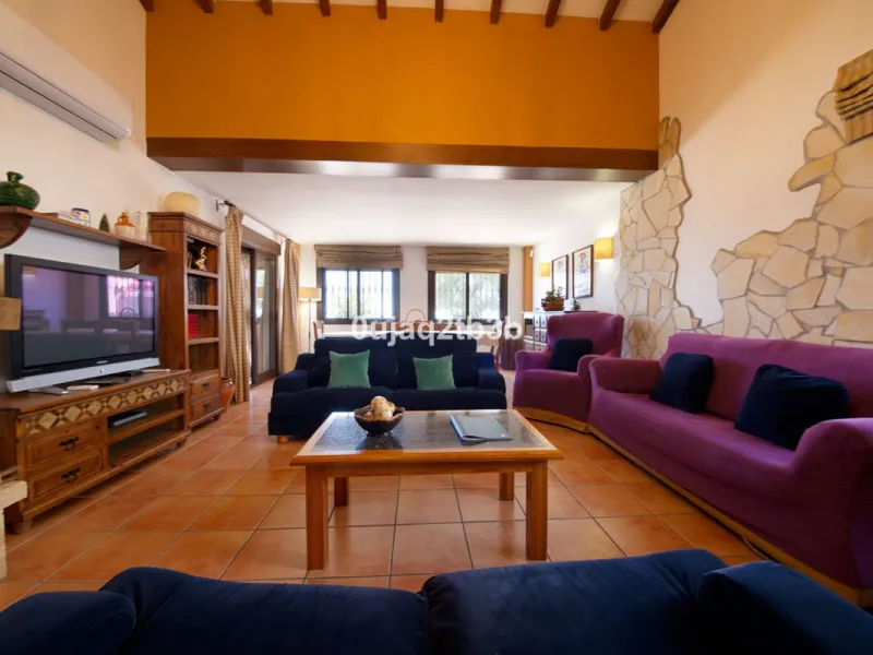 Great villa only minutes away from the center of Estepona with open sea and mountain views. Perfectly maintained ready to move in. Offers bedrooms in the ground floor and first floor. A total of six bedrooms that will fit 14 people. Great return on invest
