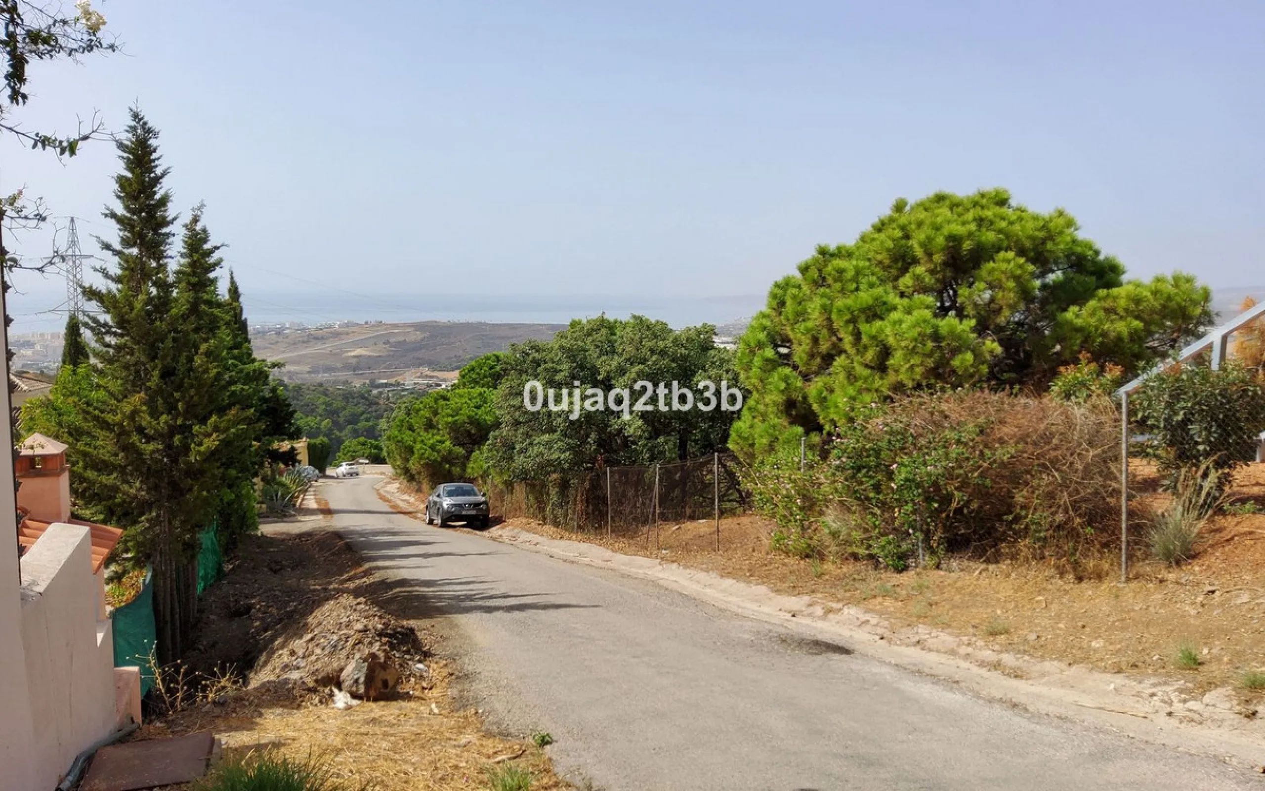 Great villa only minutes away from the center of Estepona with open sea and mountain views. Perfectly maintained ready to move in. Offers bedrooms in the ground floor and first floor. A total of six bedrooms that will fit 14 people. Great return on invest