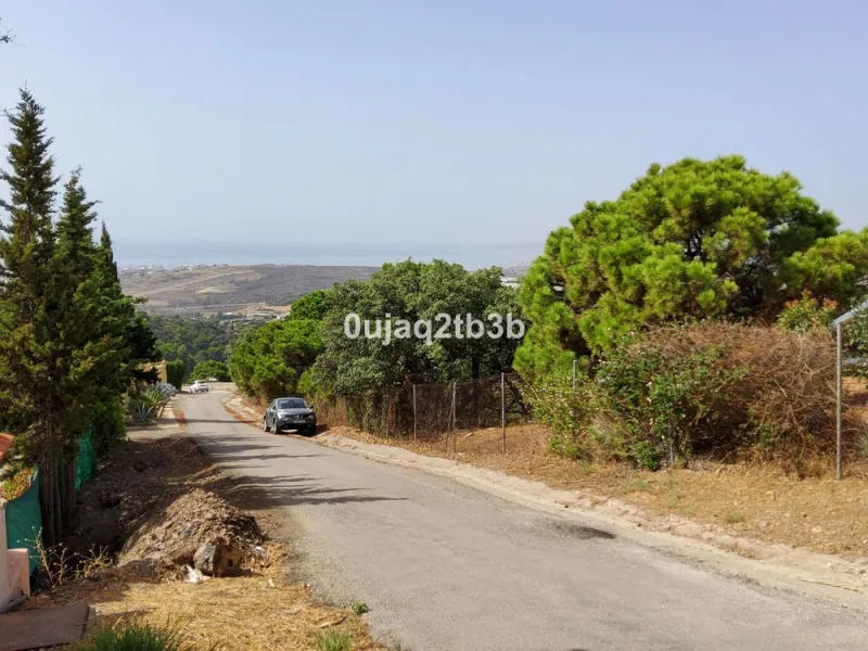 Great villa only minutes away from the center of Estepona with open sea and mountain views. Perfectly maintained ready to move in. Offers bedrooms in the ground floor and first floor. A total of six bedrooms that will fit 14 people. Great return on invest