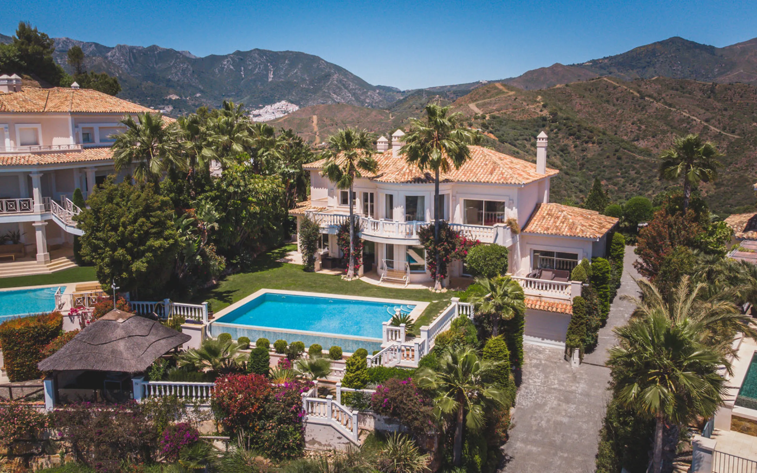 Located in one of the most emblematic areas of the Costa del Sol, we offer you this spectacular classic-style villa, completely renovated and modernized inside with top-quality materials and finishes.
