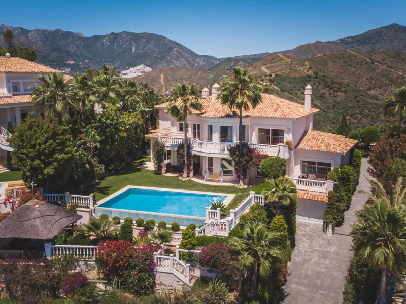 Located in one of the most emblematic areas of the Costa del Sol, we offer you this spectacular classic-style villa, completely renovated and modernized inside with top-quality materials and finishes.