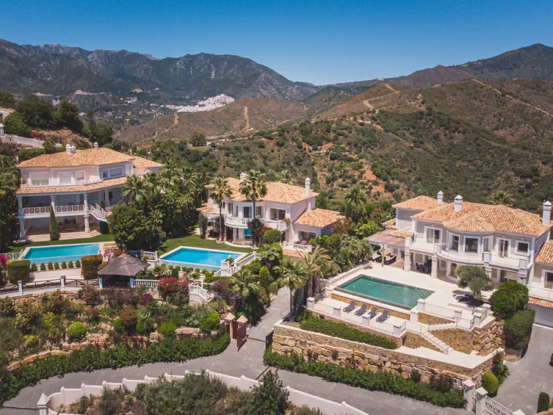 Located in one of the most emblematic areas of the Costa del Sol, we offer you this spectacular classic-style villa, completely renovated and modernized inside with top-quality materials and finishes.