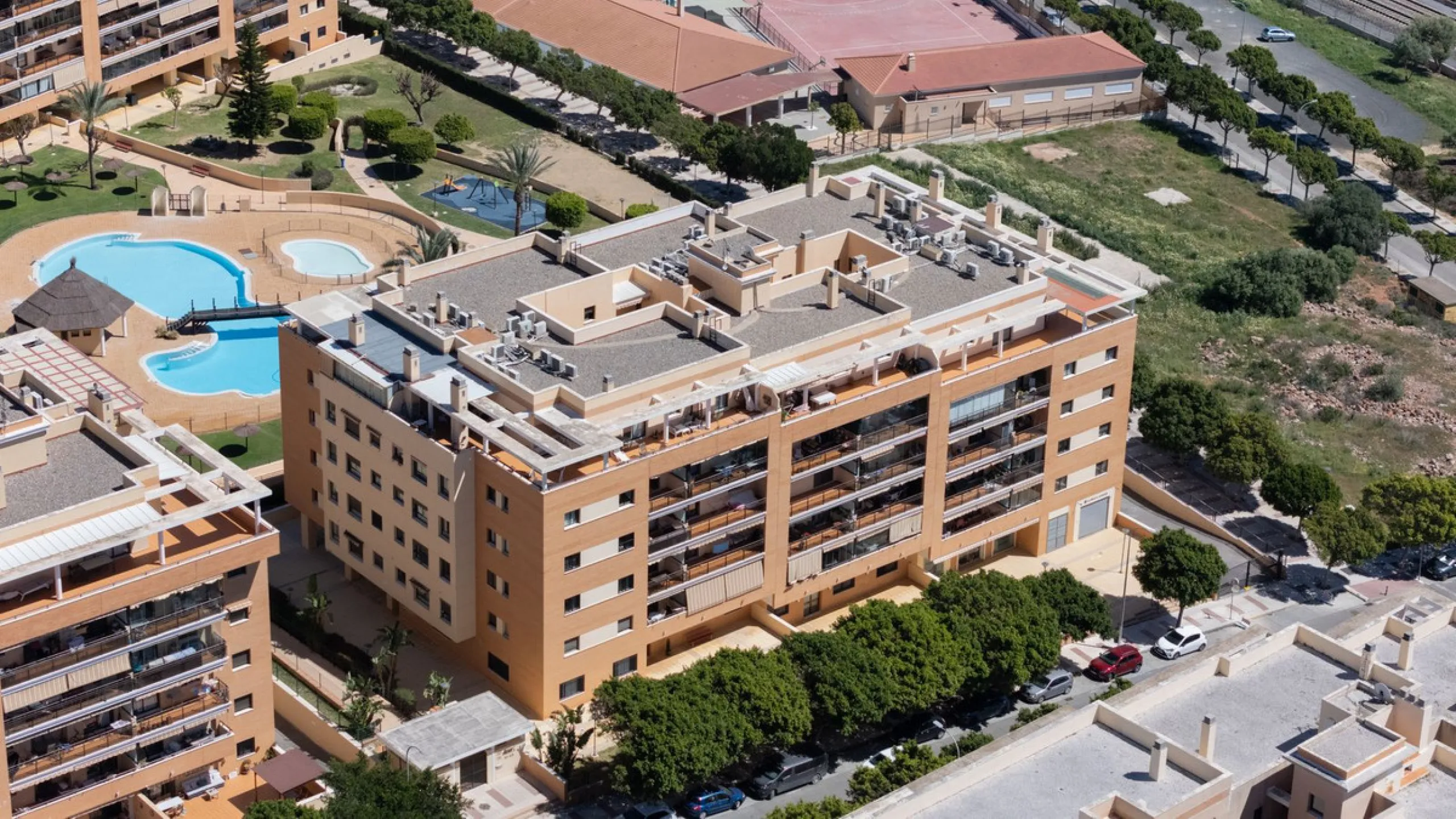 Gut gepflegte Etagenwohnung mit sonniger Terrasse in der Nähe des Bahnhofs El Pinillo in Torremolinos