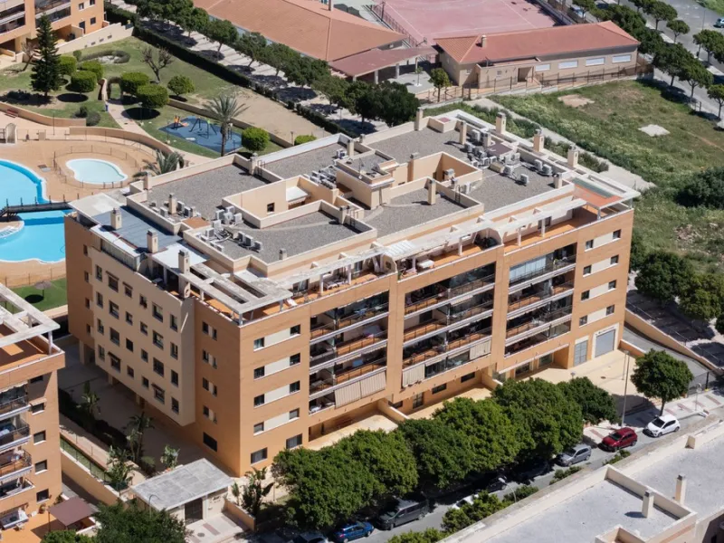 Gut gepflegte Etagenwohnung mit sonniger Terrasse in der Nähe des Bahnhofs El Pinillo in Torremolinos