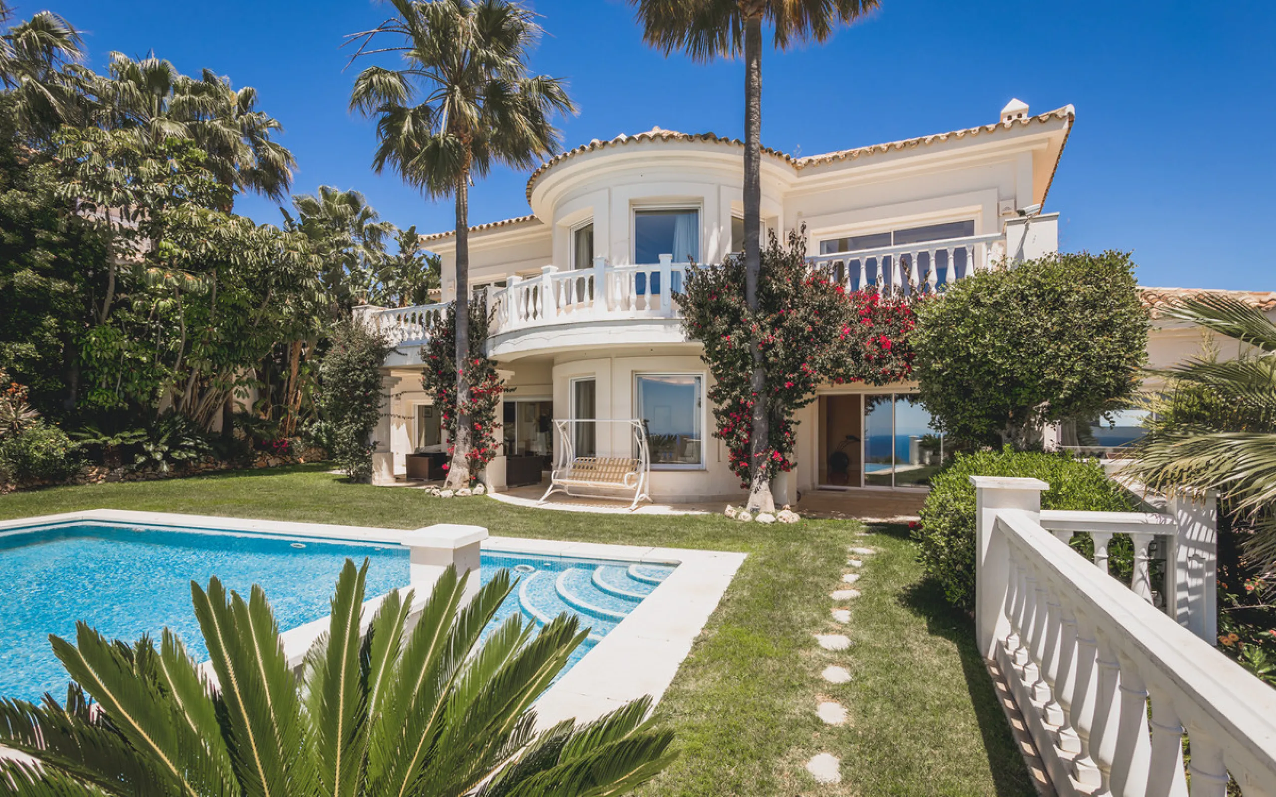 Located in one of the most emblematic areas of the Costa del Sol, we offer you this spectacular classic-style villa, completely renovated and modernized inside with top-quality materials and finishes.