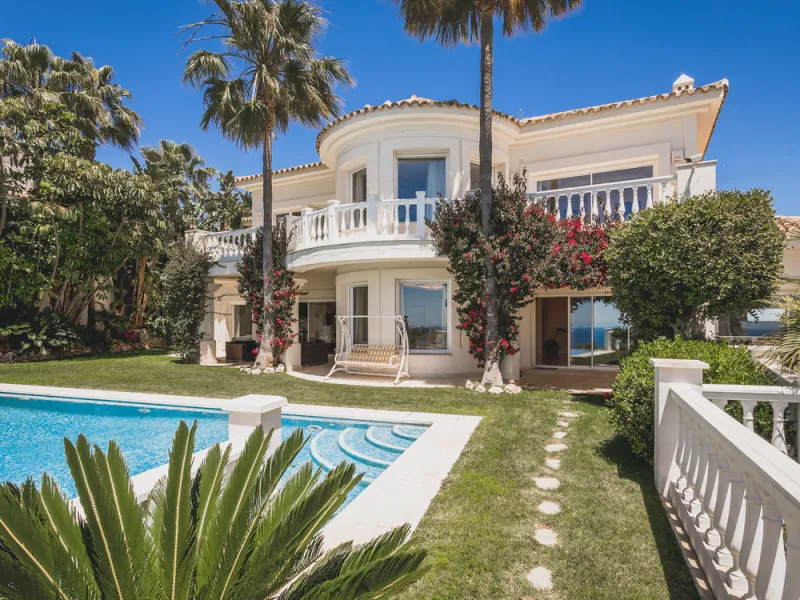 Located in one of the most emblematic areas of the Costa del Sol, we offer you this spectacular classic-style villa, completely renovated and modernized inside with top-quality materials and finishes.