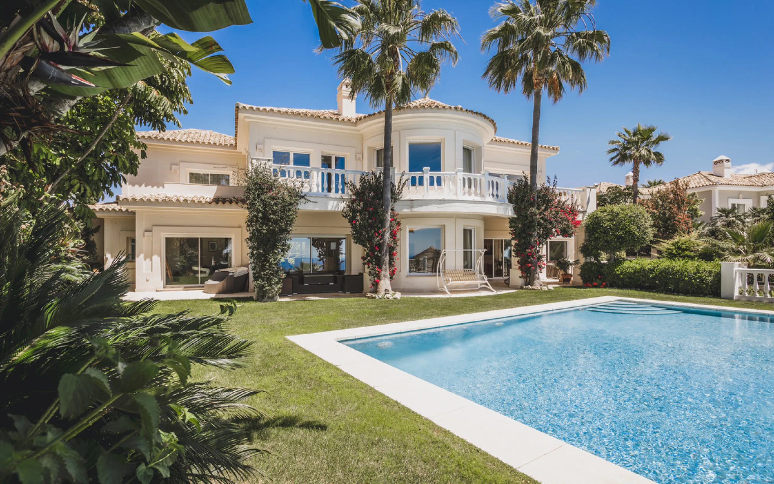 Located in one of the most emblematic areas of the Costa del Sol, we offer you this spectacular classic-style villa, completely renovated and modernized inside with top-quality materials and finishes.