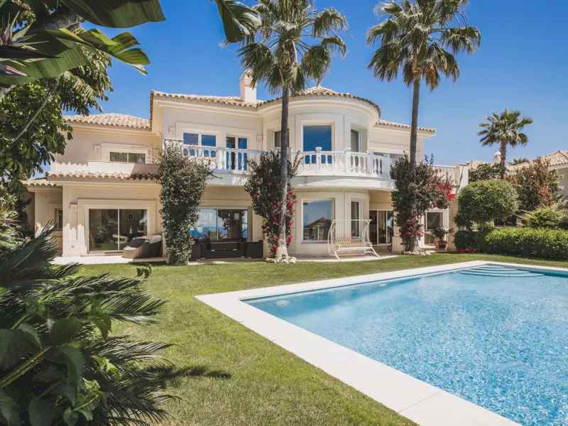 Located in one of the most emblematic areas of the Costa del Sol, we offer you this spectacular classic-style villa, completely renovated and modernized inside with top-quality materials and finishes.