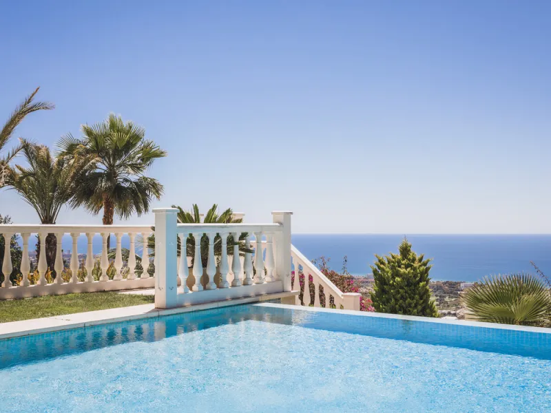 Located in one of the most emblematic areas of the Costa del Sol, we offer you this spectacular classic-style villa, completely renovated and modernized inside with top-quality materials and finishes.