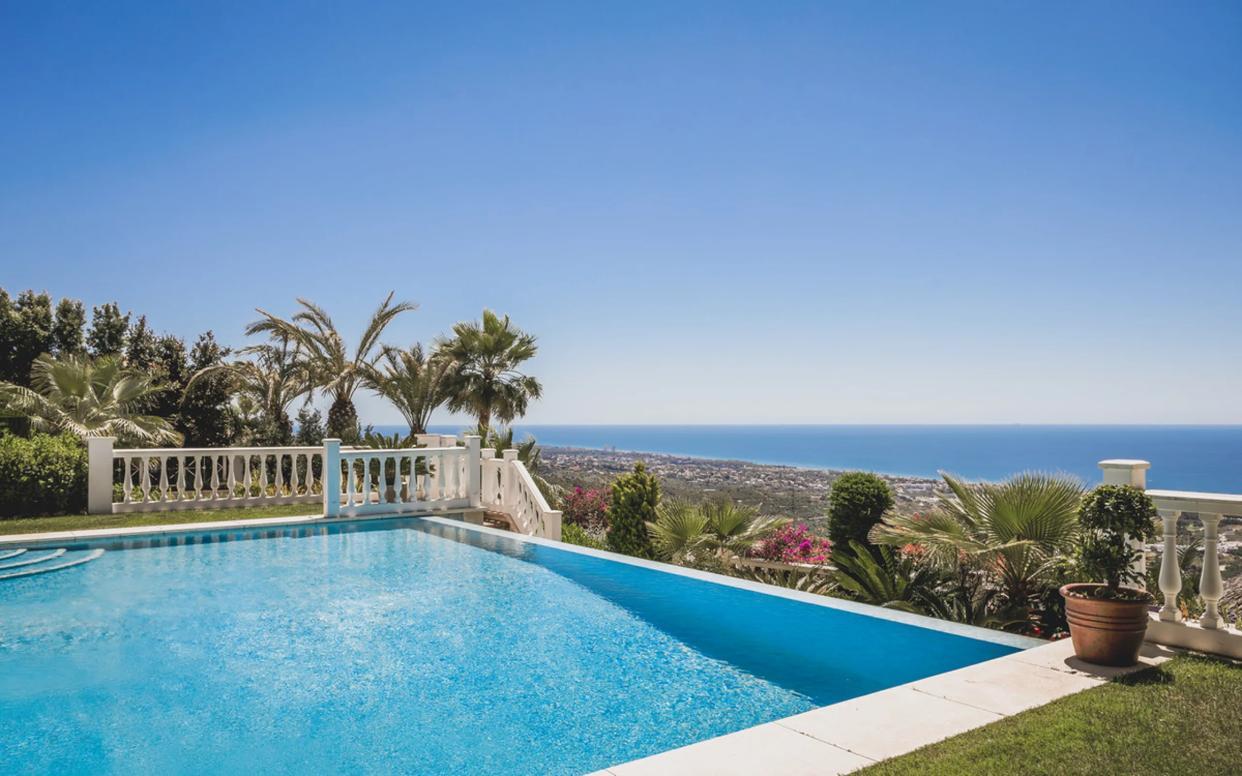 Located in one of the most emblematic areas of the Costa del Sol, we offer you this spectacular classic-style villa, completely renovated and modernized inside with top-quality materials and finishes.