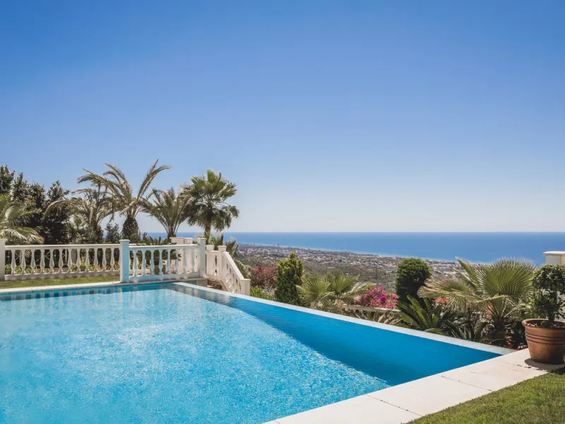Located in one of the most emblematic areas of the Costa del Sol, we offer you this spectacular classic-style villa, completely renovated and modernized inside with top-quality materials and finishes.