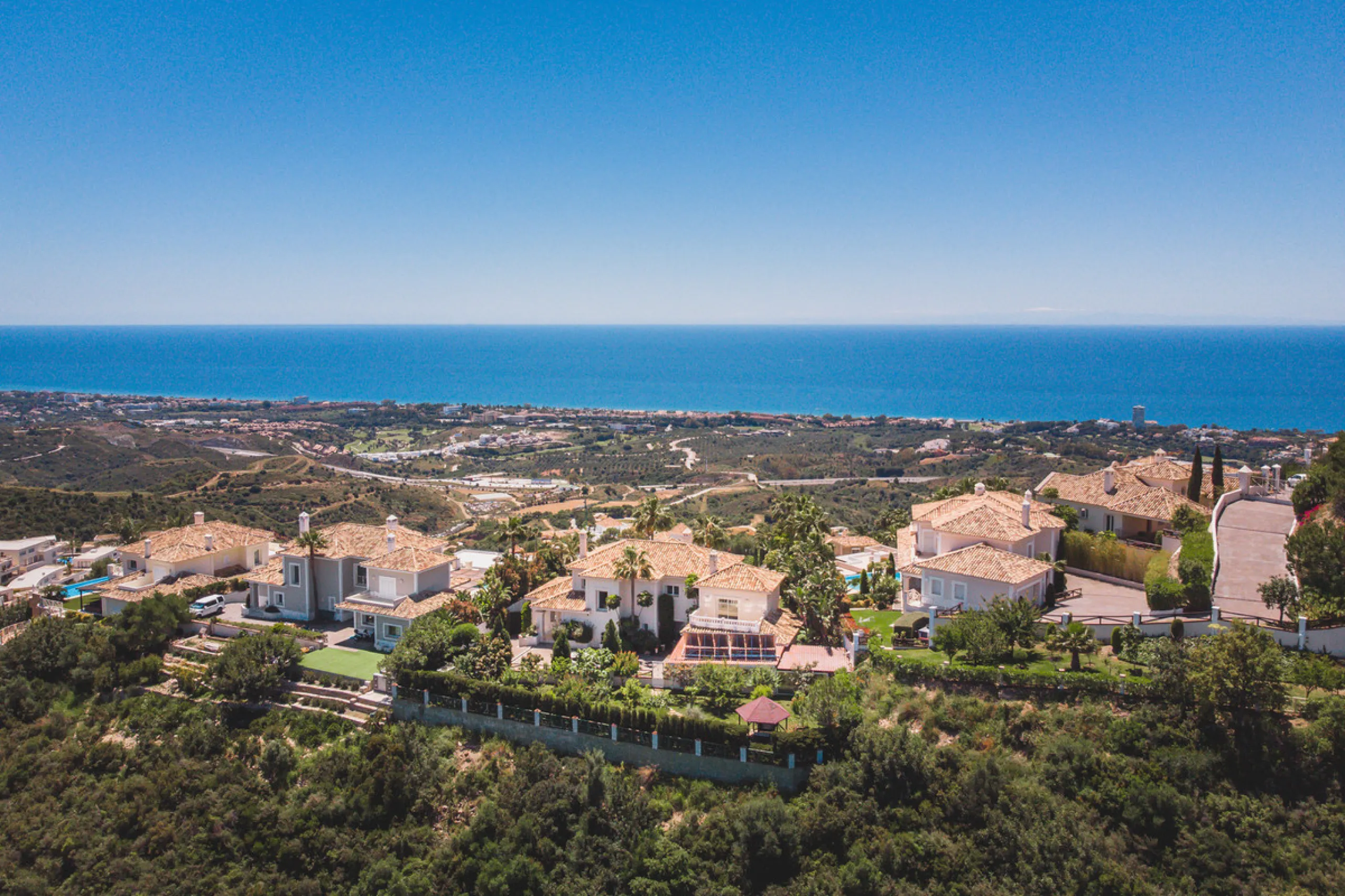 Located in one of the most emblematic areas of the Costa del Sol, we offer you this spectacular classic-style villa, completely renovated and modernized inside with top-quality materials and finishes.