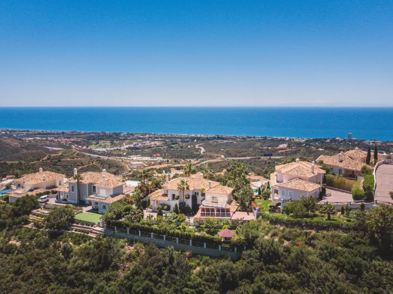 Located in one of the most emblematic areas of the Costa del Sol, we offer you this spectacular classic-style villa, completely renovated and modernized inside with top-quality materials and finishes.