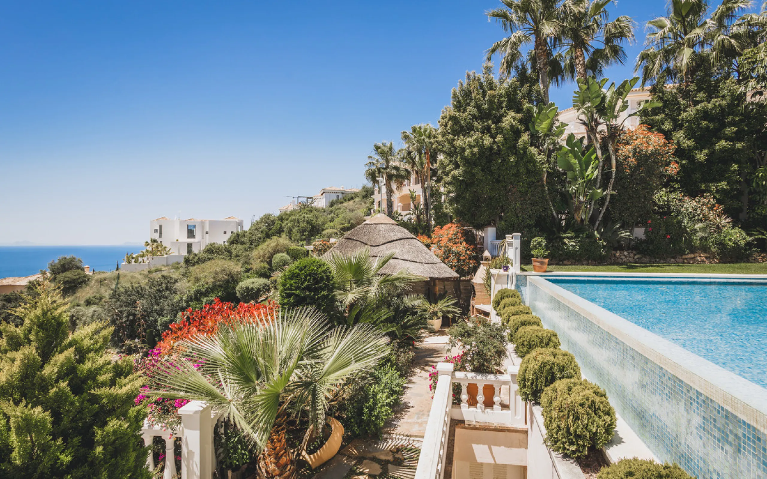 Located in one of the most emblematic areas of the Costa del Sol, we offer you this spectacular classic-style villa, completely renovated and modernized inside with top-quality materials and finishes.