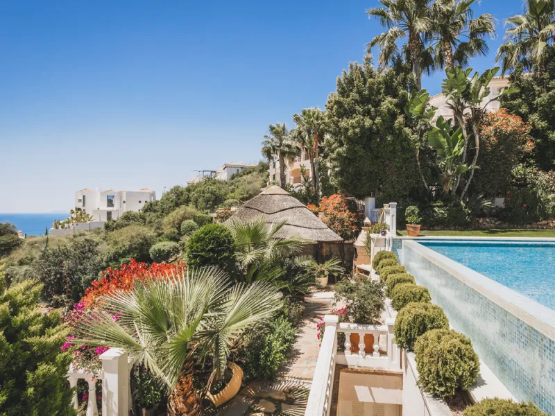Located in one of the most emblematic areas of the Costa del Sol, we offer you this spectacular classic-style villa, completely renovated and modernized inside with top-quality materials and finishes.