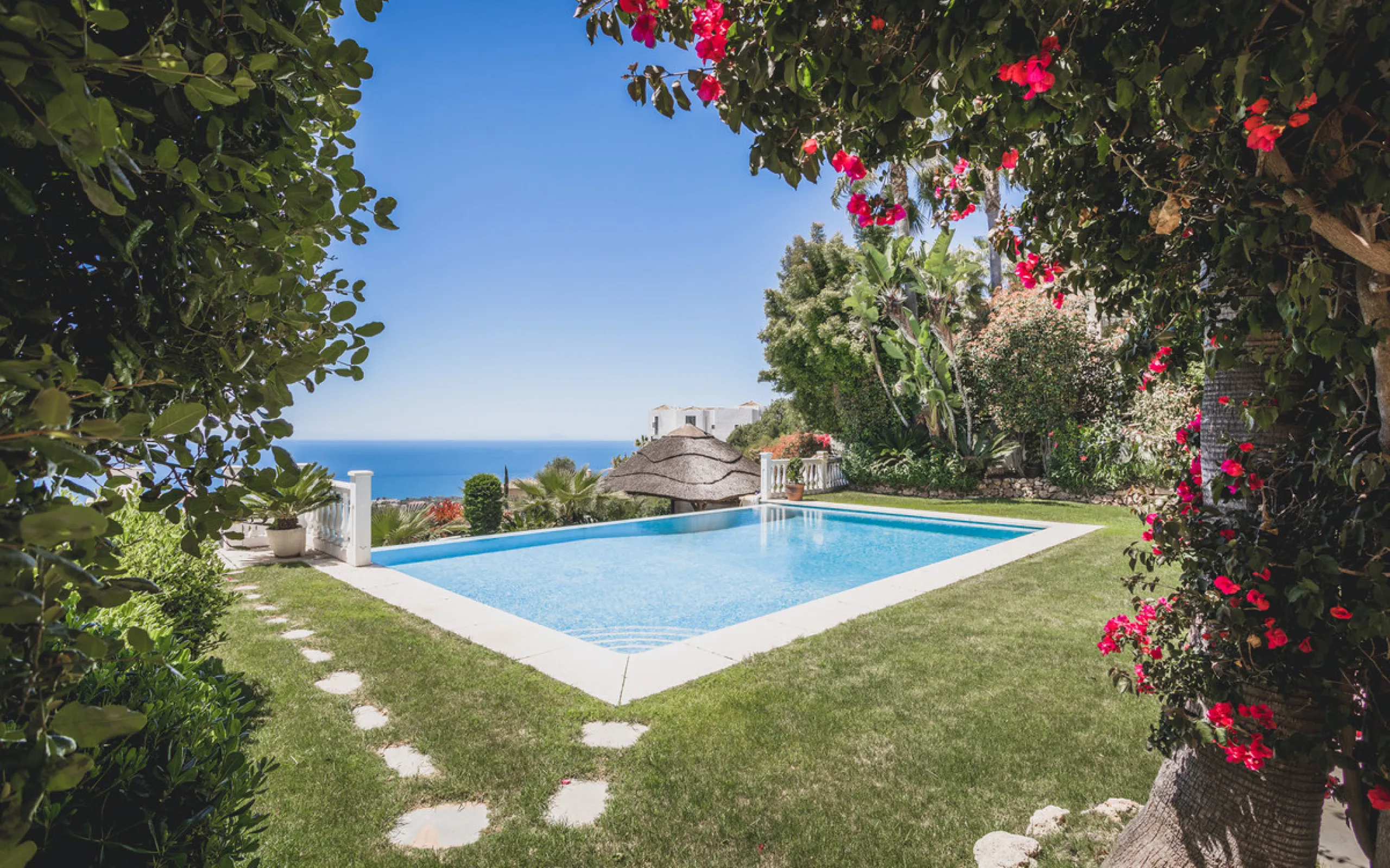 Located in one of the most emblematic areas of the Costa del Sol, we offer you this spectacular classic-style villa, completely renovated and modernized inside with top-quality materials and finishes.