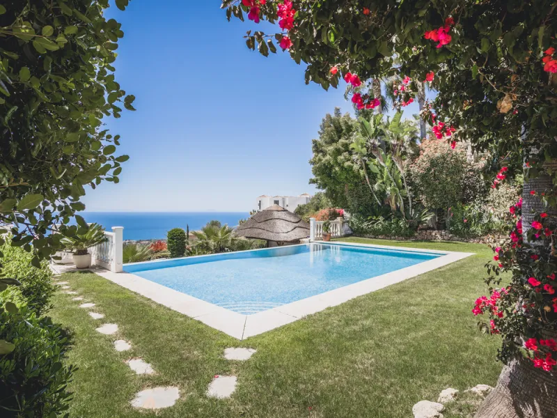 Located in one of the most emblematic areas of the Costa del Sol, we offer you this spectacular classic-style villa, completely renovated and modernized inside with top-quality materials and finishes.