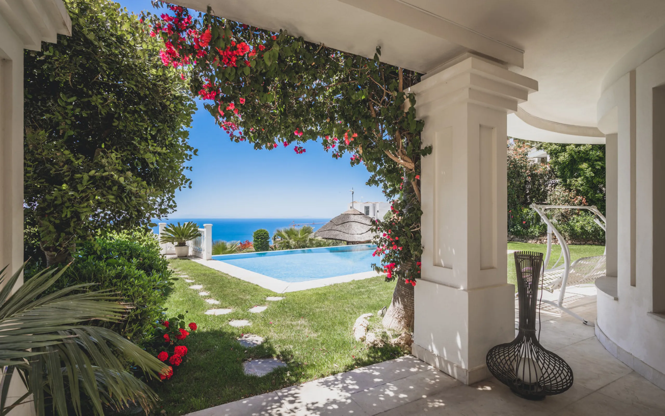 Located in one of the most emblematic areas of the Costa del Sol, we offer you this spectacular classic-style villa, completely renovated and modernized inside with top-quality materials and finishes.