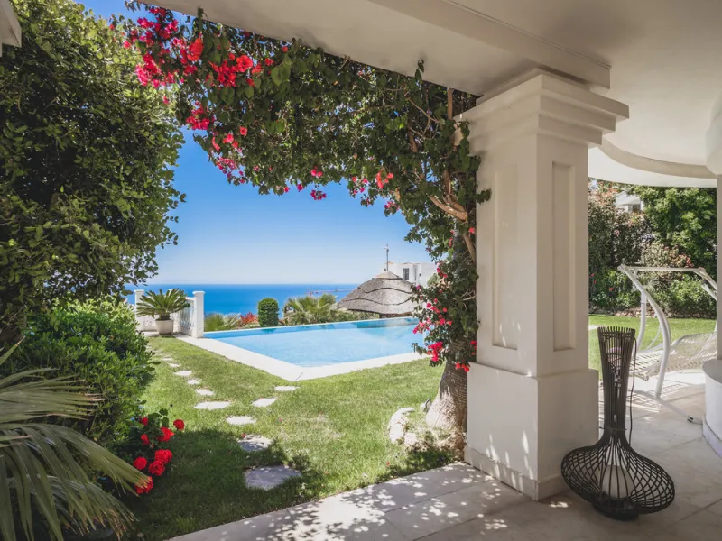 Located in one of the most emblematic areas of the Costa del Sol, we offer you this spectacular classic-style villa, completely renovated and modernized inside with top-quality materials and finishes.