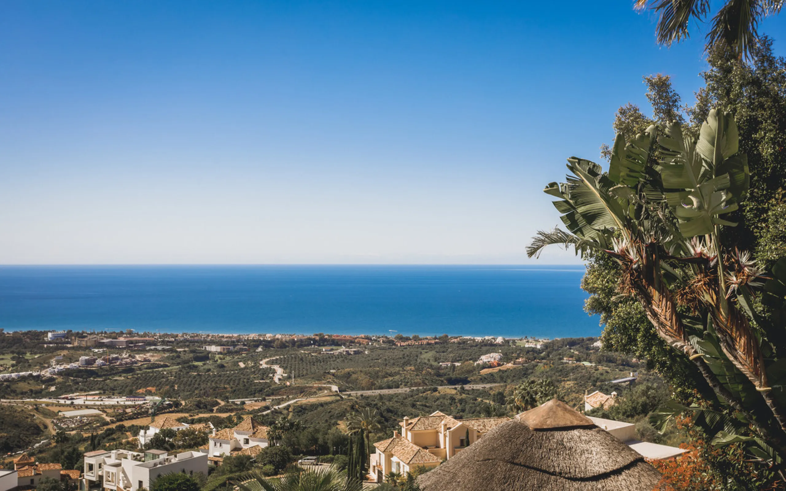 Located in one of the most emblematic areas of the Costa del Sol, we offer you this spectacular classic-style villa, completely renovated and modernized inside with top-quality materials and finishes.