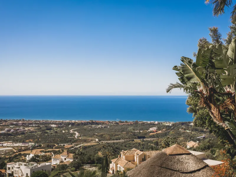 Located in one of the most emblematic areas of the Costa del Sol, we offer you this spectacular classic-style villa, completely renovated and modernized inside with top-quality materials and finishes.