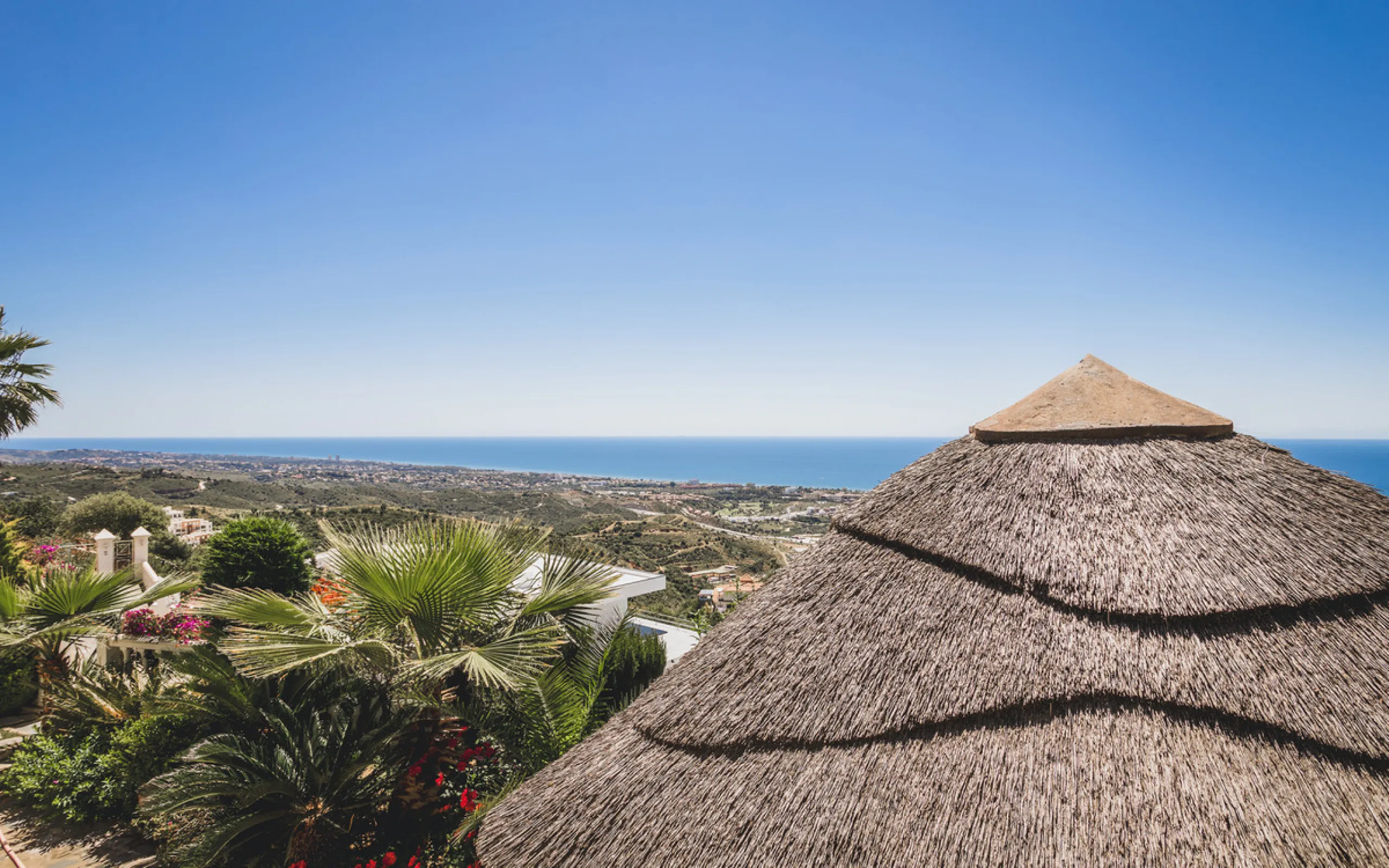Located in one of the most emblematic areas of the Costa del Sol, we offer you this spectacular classic-style villa, completely renovated and modernized inside with top-quality materials and finishes.