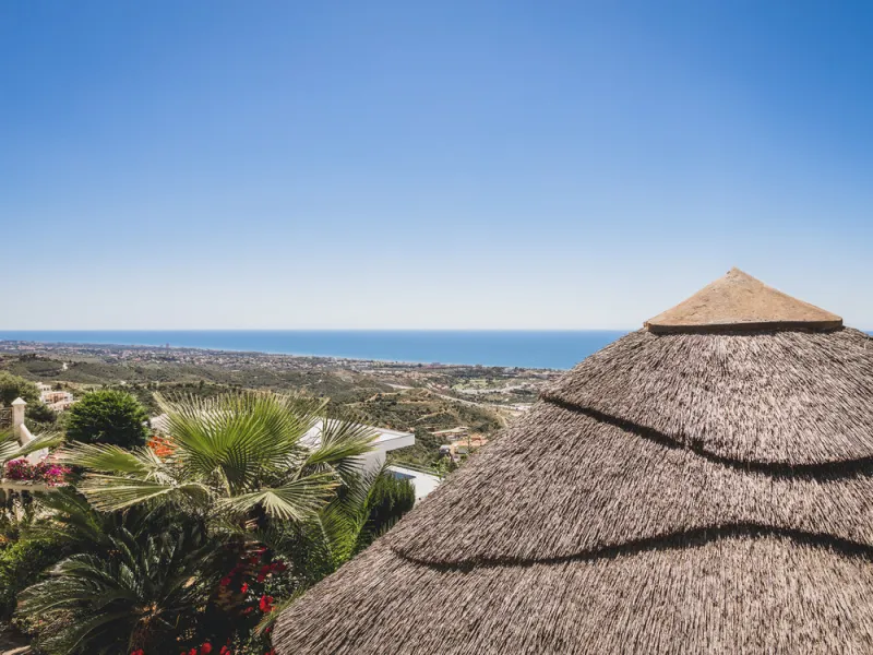 Located in one of the most emblematic areas of the Costa del Sol, we offer you this spectacular classic-style villa, completely renovated and modernized inside with top-quality materials and finishes.