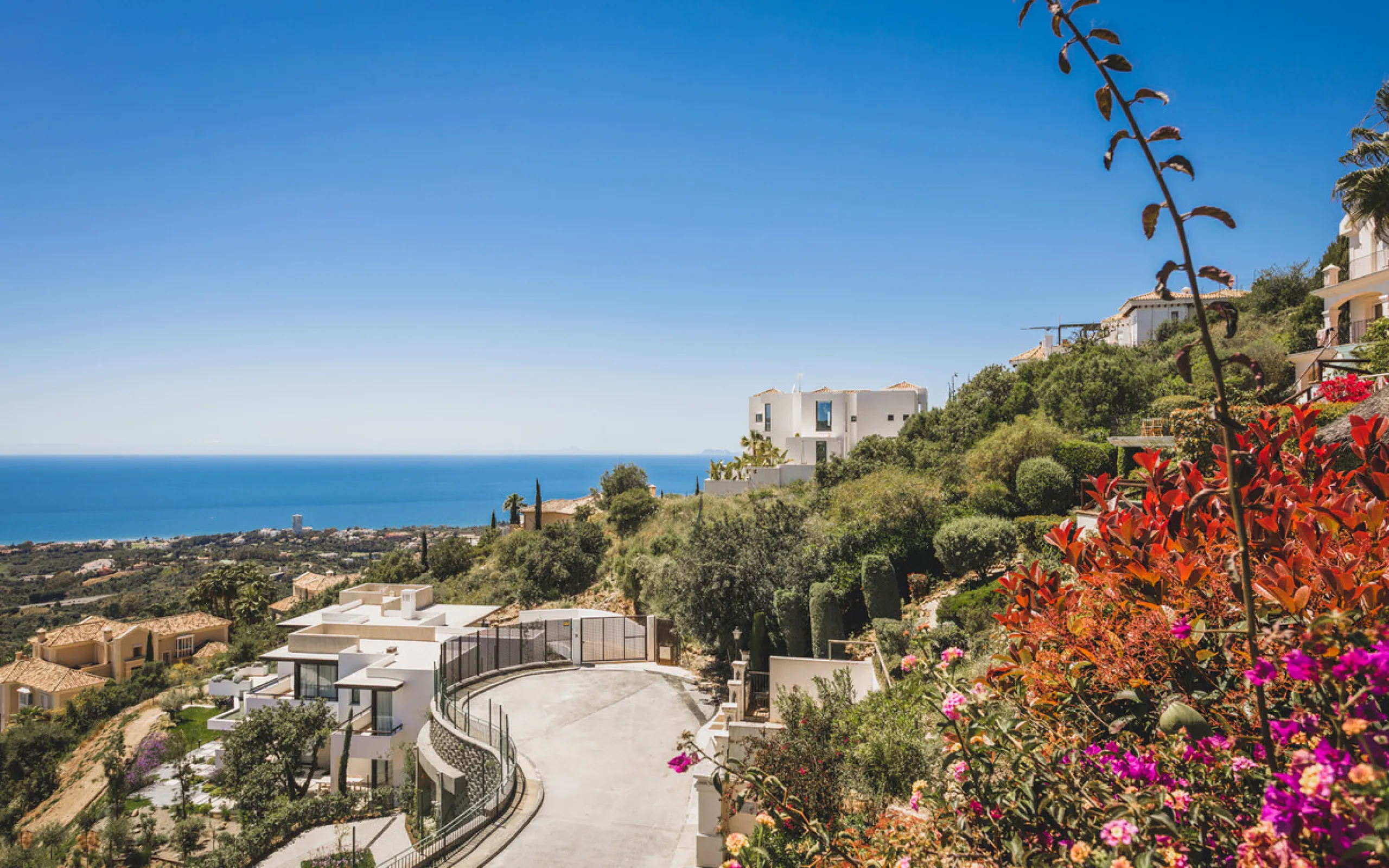 Located in one of the most emblematic areas of the Costa del Sol, we offer you this spectacular classic-style villa, completely renovated and modernized inside with top-quality materials and finishes.