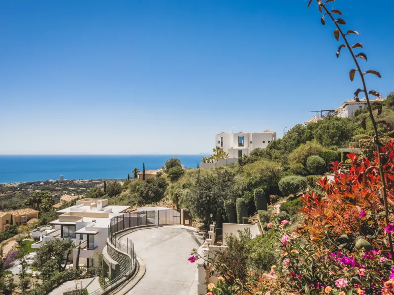 Located in one of the most emblematic areas of the Costa del Sol, we offer you this spectacular classic-style villa, completely renovated and modernized inside with top-quality materials and finishes.