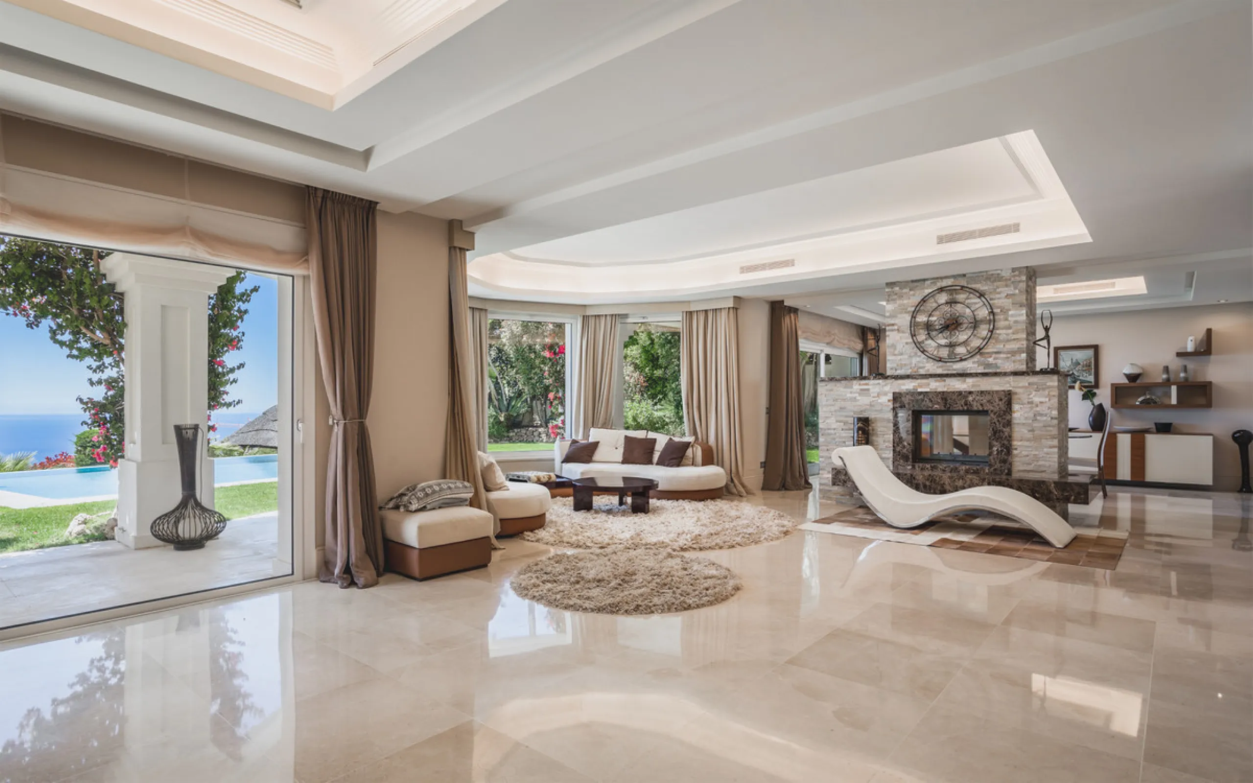 Located in one of the most emblematic areas of the Costa del Sol, we offer you this spectacular classic-style villa, completely renovated and modernized inside with top-quality materials and finishes.
