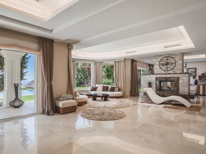 Located in one of the most emblematic areas of the Costa del Sol, we offer you this spectacular classic-style villa, completely renovated and modernized inside with top-quality materials and finishes.