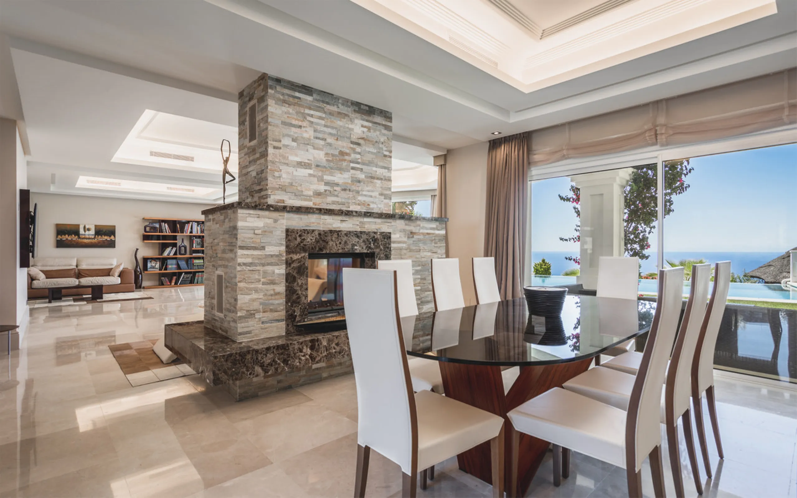 Located in one of the most emblematic areas of the Costa del Sol, we offer you this spectacular classic-style villa, completely renovated and modernized inside with top-quality materials and finishes.