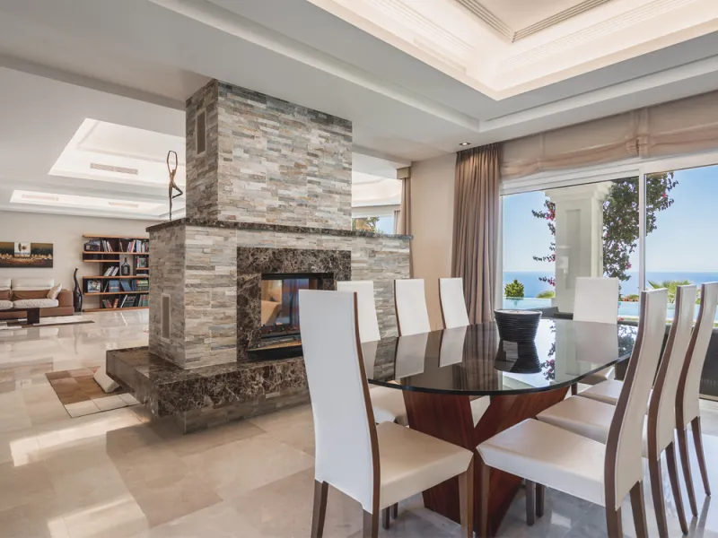 Located in one of the most emblematic areas of the Costa del Sol, we offer you this spectacular classic-style villa, completely renovated and modernized inside with top-quality materials and finishes.