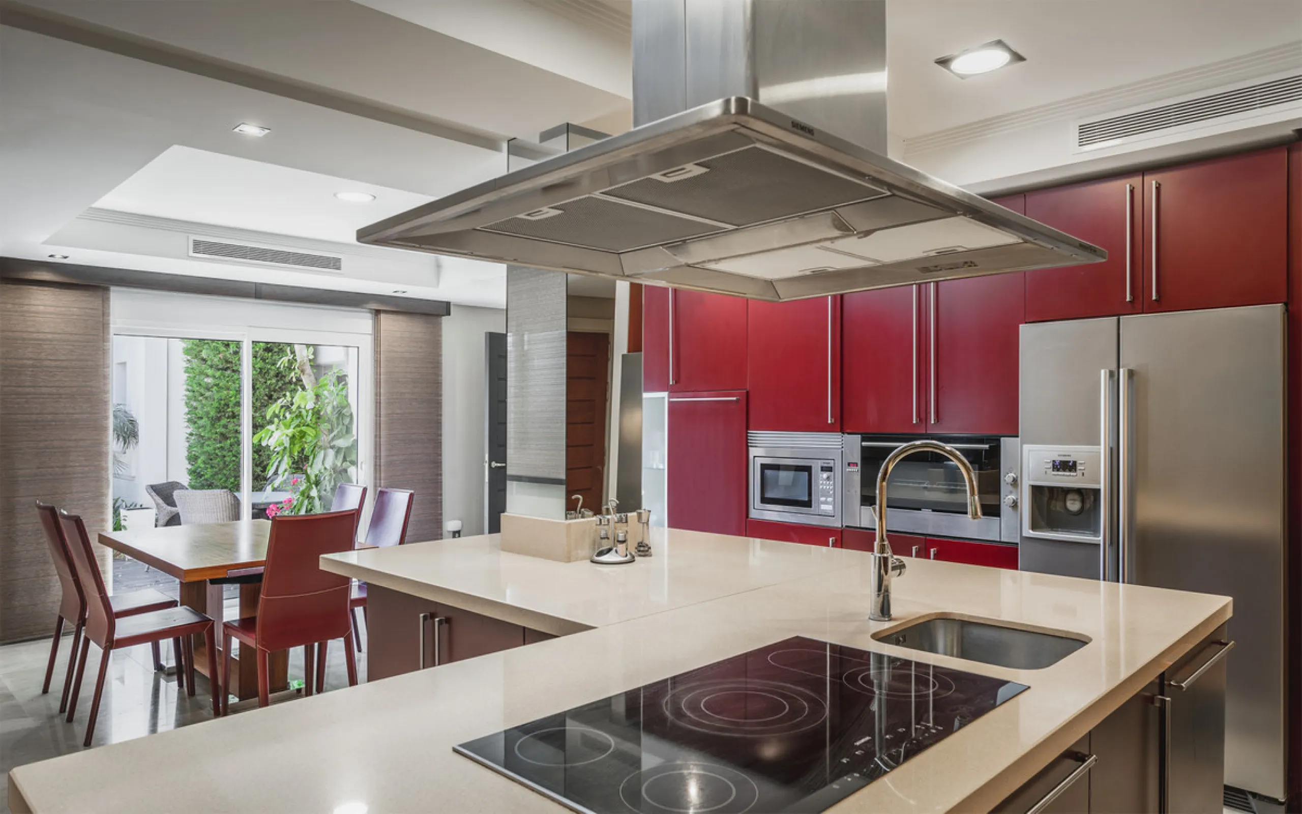 Located in one of the most emblematic areas of the Costa del Sol, we offer you this spectacular classic-style villa, completely renovated and modernized inside with top-quality materials and finishes.