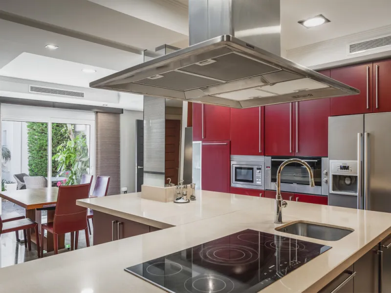 Located in one of the most emblematic areas of the Costa del Sol, we offer you this spectacular classic-style villa, completely renovated and modernized inside with top-quality materials and finishes.