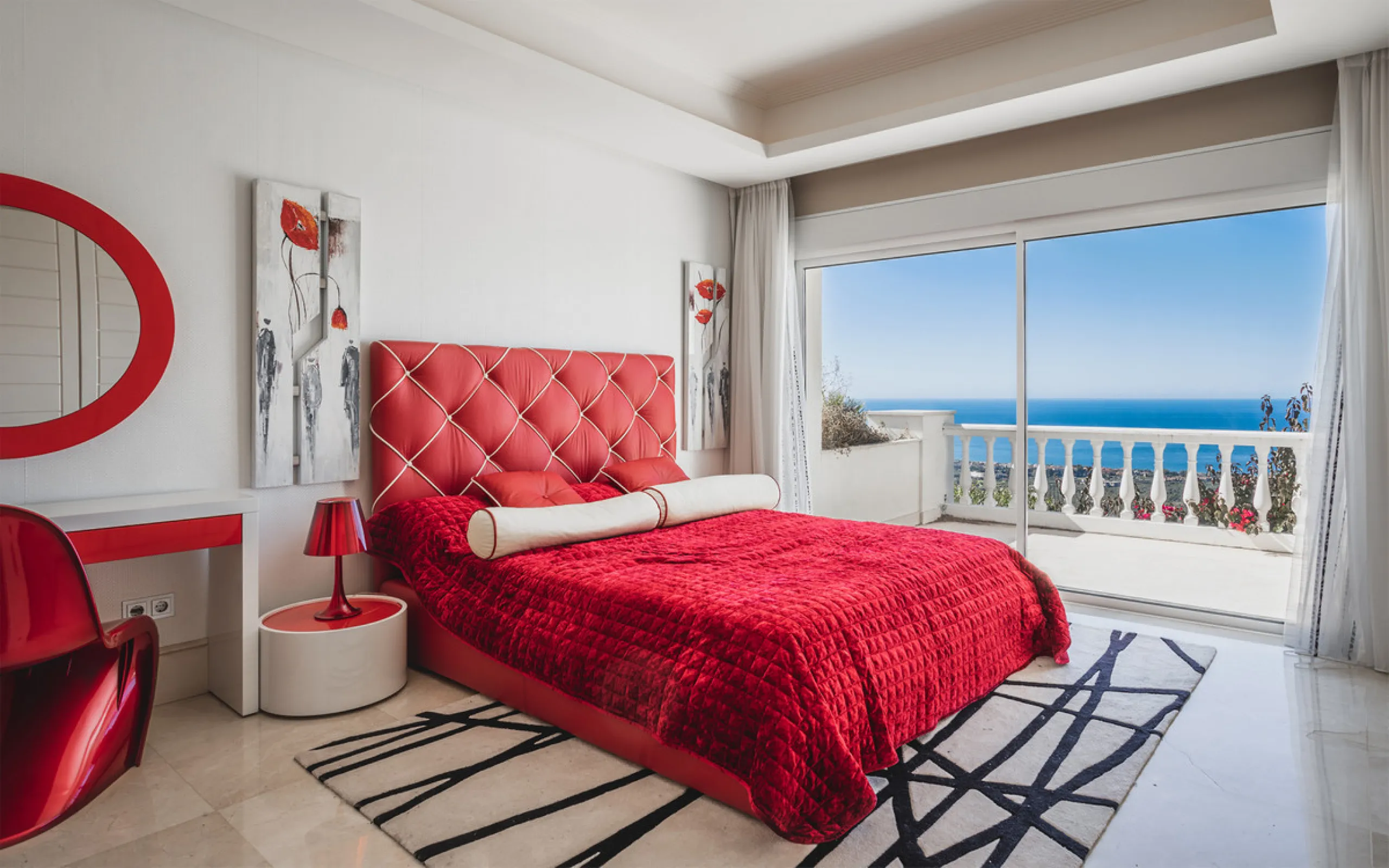 Located in one of the most emblematic areas of the Costa del Sol, we offer you this spectacular classic-style villa, completely renovated and modernized inside with top-quality materials and finishes.