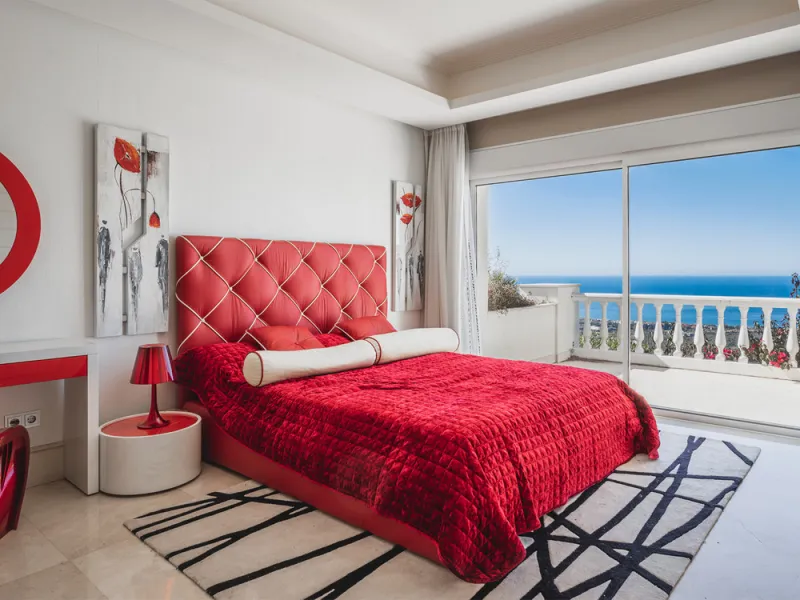 Located in one of the most emblematic areas of the Costa del Sol, we offer you this spectacular classic-style villa, completely renovated and modernized inside with top-quality materials and finishes.