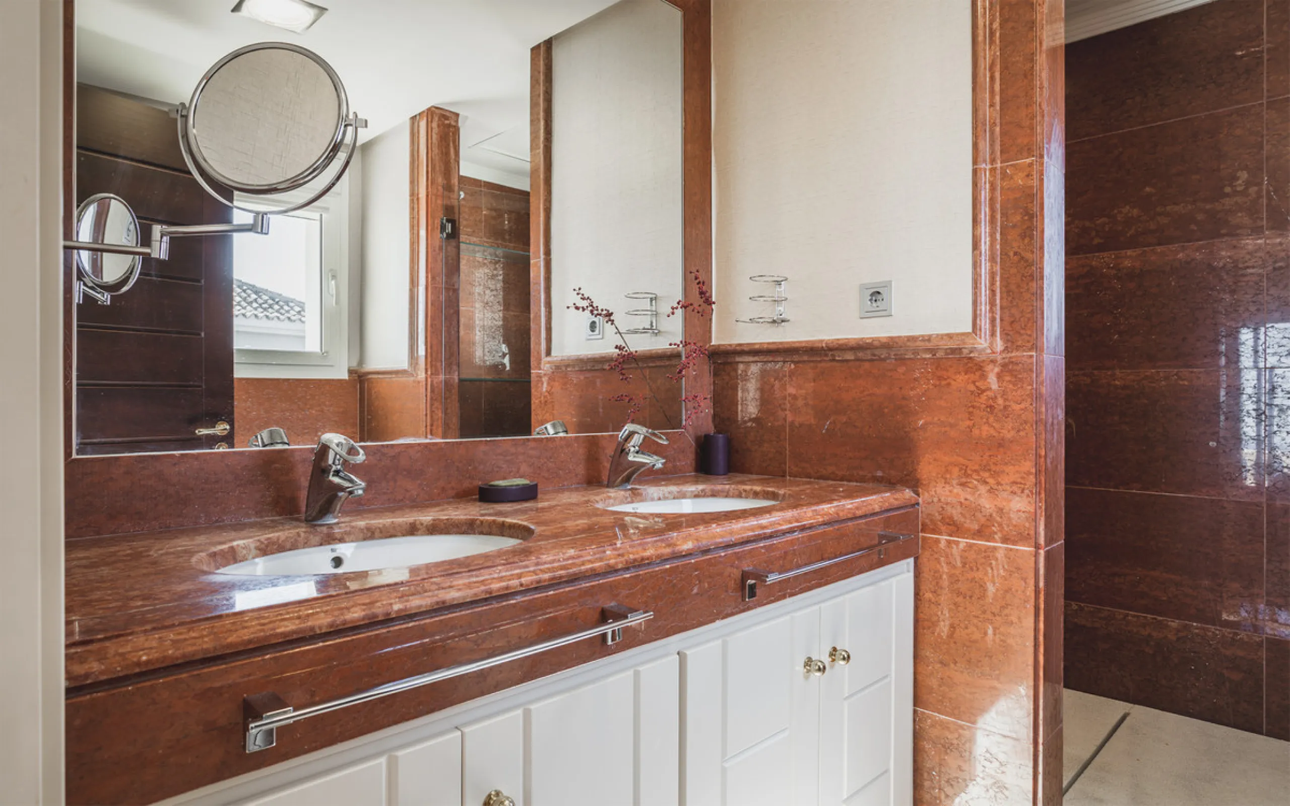 Located in one of the most emblematic areas of the Costa del Sol, we offer you this spectacular classic-style villa, completely renovated and modernized inside with top-quality materials and finishes.