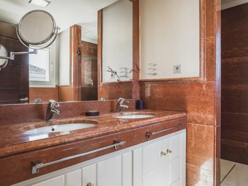 Located in one of the most emblematic areas of the Costa del Sol, we offer you this spectacular classic-style villa, completely renovated and modernized inside with top-quality materials and finishes.