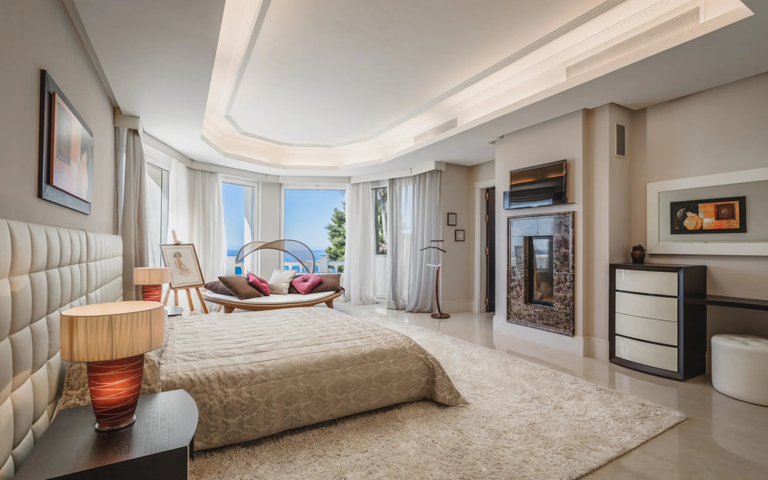 Located in one of the most emblematic areas of the Costa del Sol, we offer you this spectacular classic-style villa, completely renovated and modernized inside with top-quality materials and finishes.