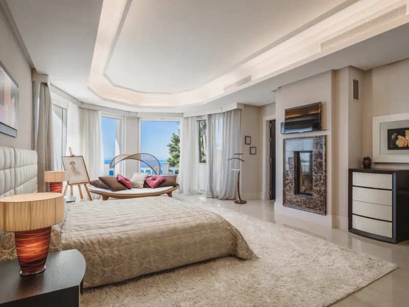 Located in one of the most emblematic areas of the Costa del Sol, we offer you this spectacular classic-style villa, completely renovated and modernized inside with top-quality materials and finishes.