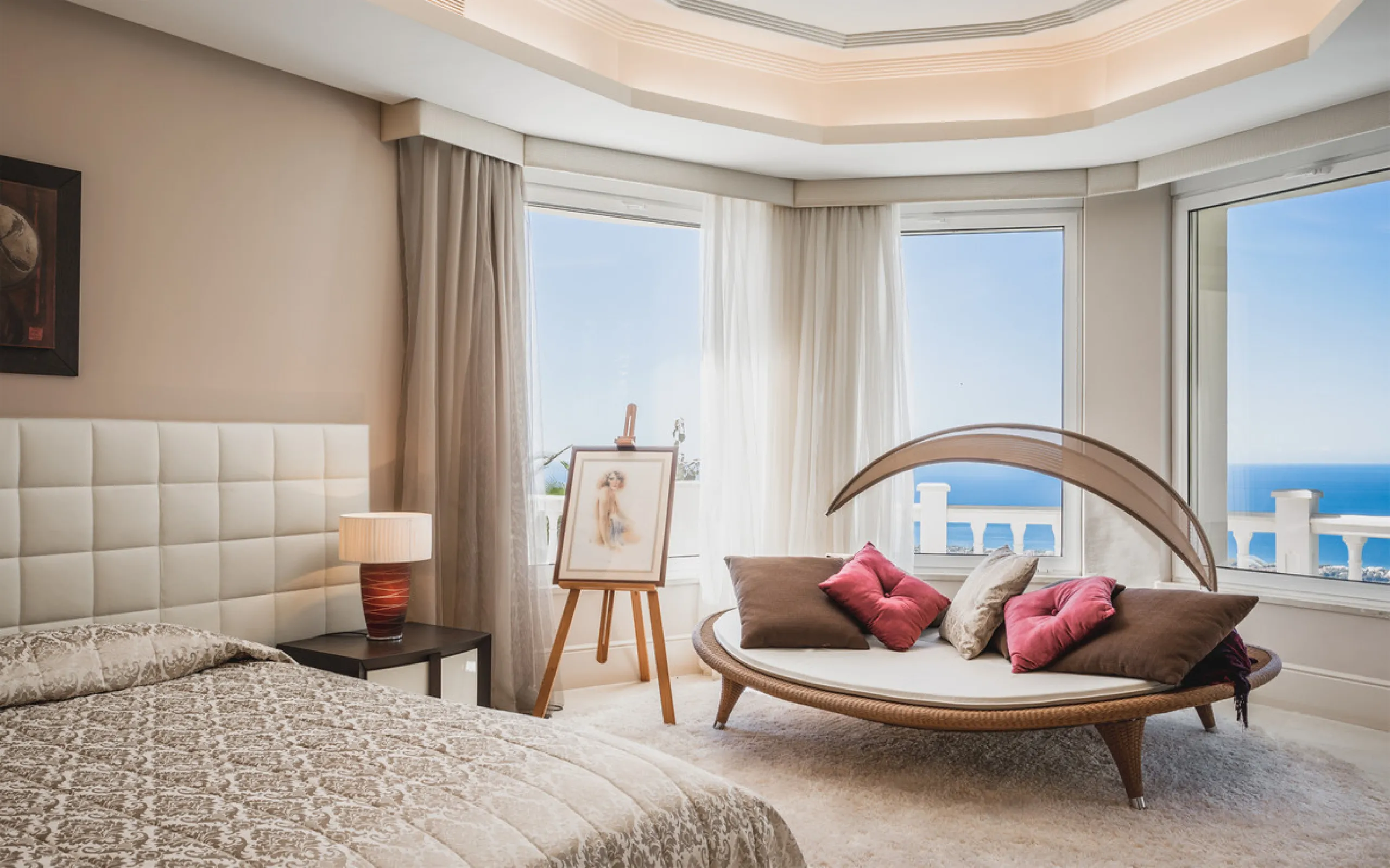 Located in one of the most emblematic areas of the Costa del Sol, we offer you this spectacular classic-style villa, completely renovated and modernized inside with top-quality materials and finishes.