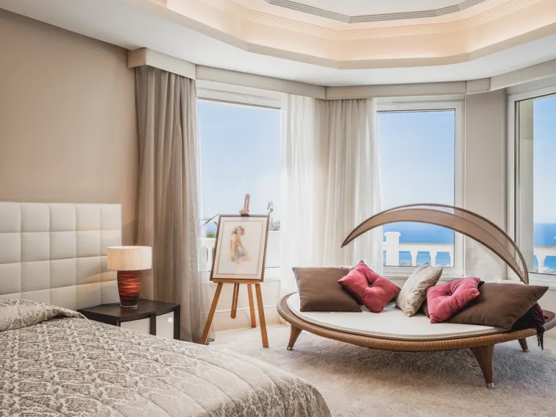 Located in one of the most emblematic areas of the Costa del Sol, we offer you this spectacular classic-style villa, completely renovated and modernized inside with top-quality materials and finishes.
