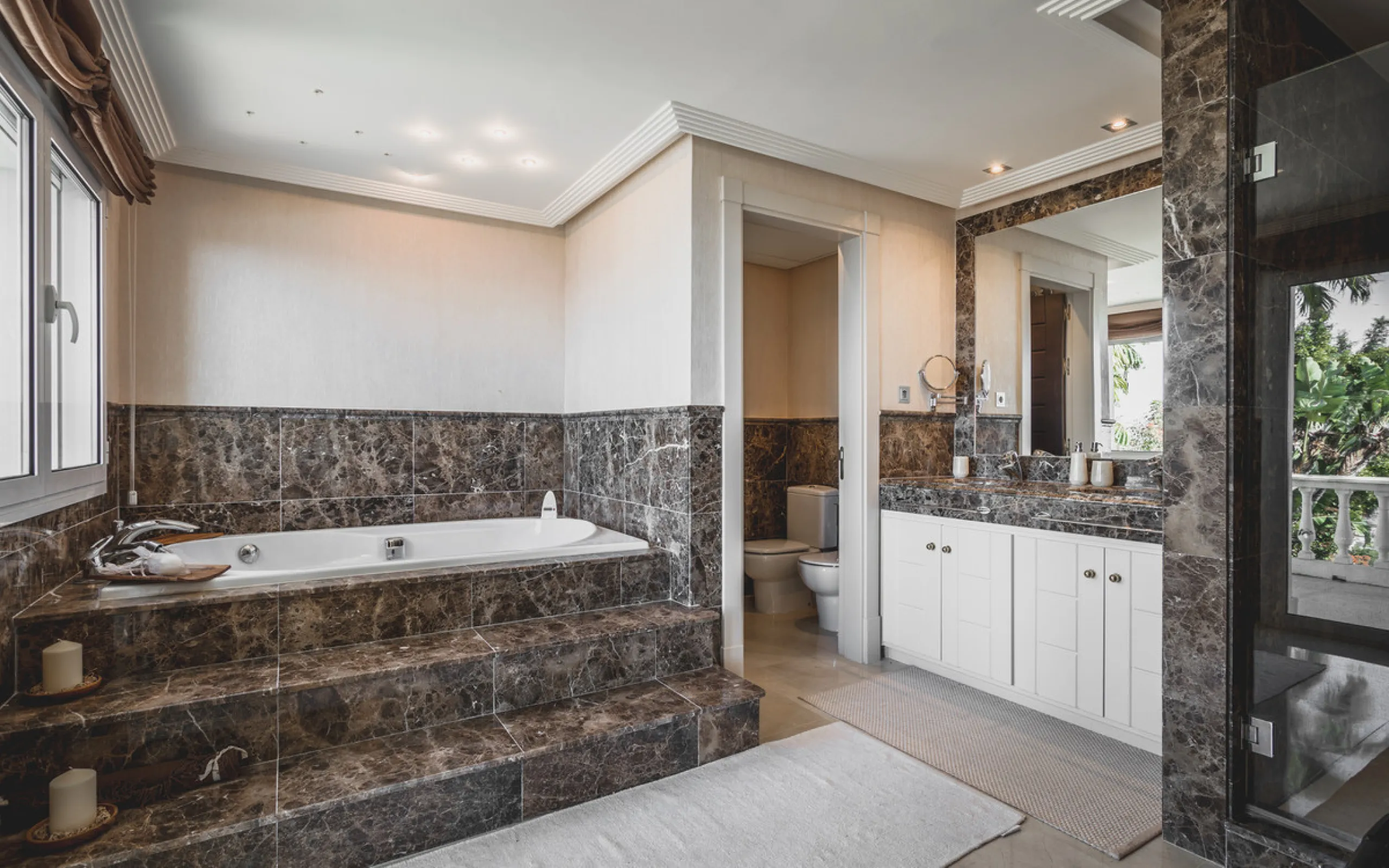 Located in one of the most emblematic areas of the Costa del Sol, we offer you this spectacular classic-style villa, completely renovated and modernized inside with top-quality materials and finishes.