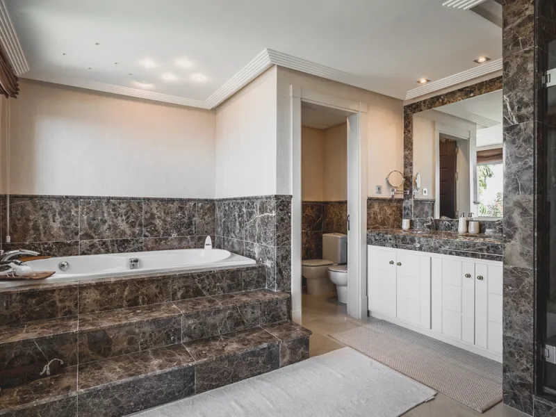 Located in one of the most emblematic areas of the Costa del Sol, we offer you this spectacular classic-style villa, completely renovated and modernized inside with top-quality materials and finishes.